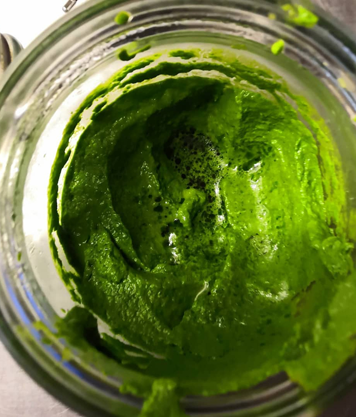Grünes Smoothie-Püree in einem Glas, frisch und cremig, ideal für gesunde Ernährung.