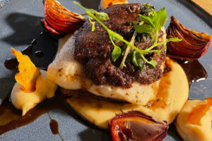 Gebratenes Rinderfilet mit Kartoffelpüree, Wurzelgemüse und dunkler Sauce.