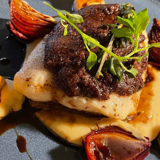 Gebratenes Rinderfilet mit Kartoffelpüree, Wurzelgemüse und dunkler Sauce.